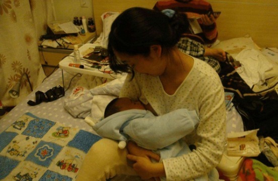 婆婆|双胞胎出生后,一个吃母乳,一个喝奶粉,5个月后差别不是一般大