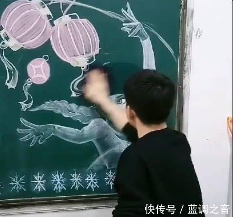 冰雪女王&女孩用粉笔手绘冰雪女王,却被他用抹布擦掉,网友:为什么要擦掉