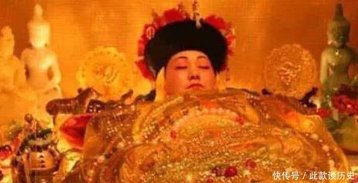 慈禧|慈禧穿上龙袍,问李鸿章是否合身?李鸿章智答3字,才免遭一死