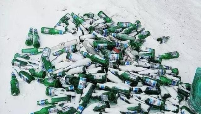 东北人雪天“晒”饺子，场面格外壮观，南方人不解不脏吗