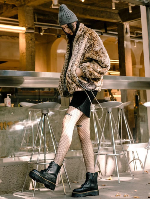 今春火了一种穿法叫“毛衣裙＋马丁靴”，洋气显瘦，优雅女人最爱