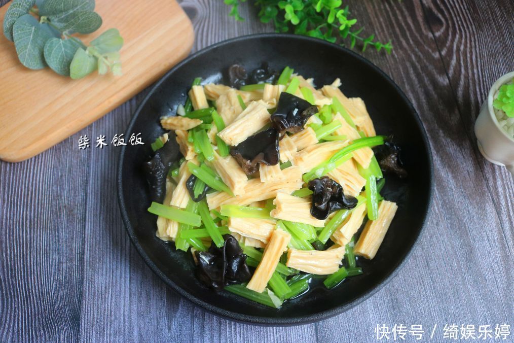 年后都爱吃素菜?这三种素菜一起炒,美味营养,上桌就光盘