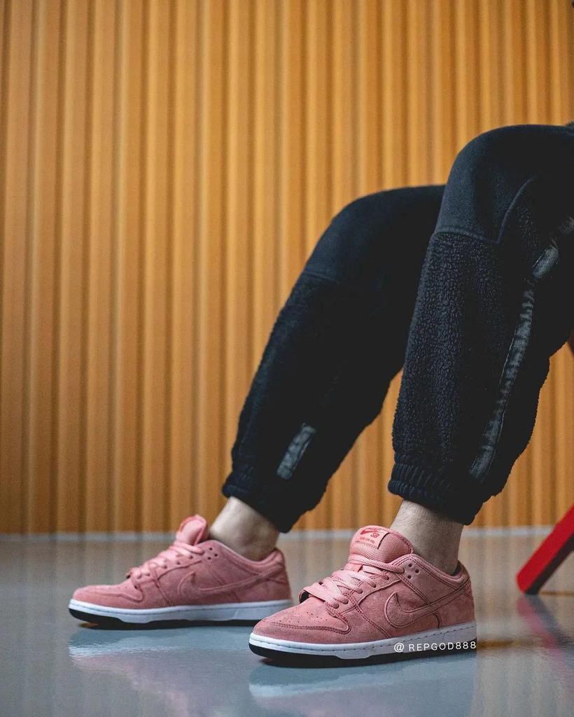 Dunk|“骚粉” 配色猛男最爱!SB Dunk “ 粉红猪 ” 上脚太香了!