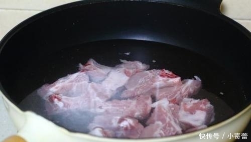 为啥排骨焯水后又腥又臭?看到大厨操才明白,原来用错“水”了