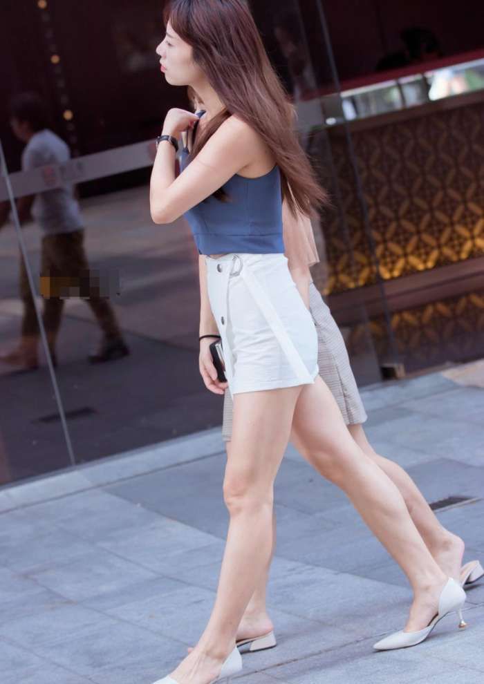  走路|街拍：美女搭配包臀裙，这气质走路带风