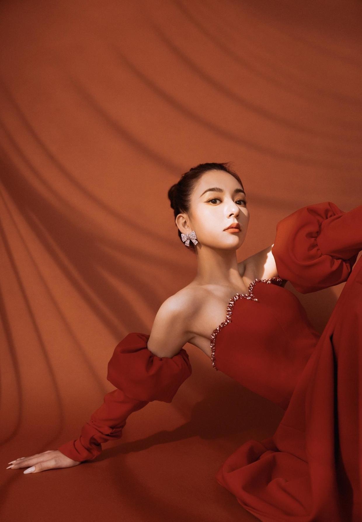 穿搭|方媛不愧是“天王嫂”,日常出行穿baby蓝色针织套装,温柔又减龄