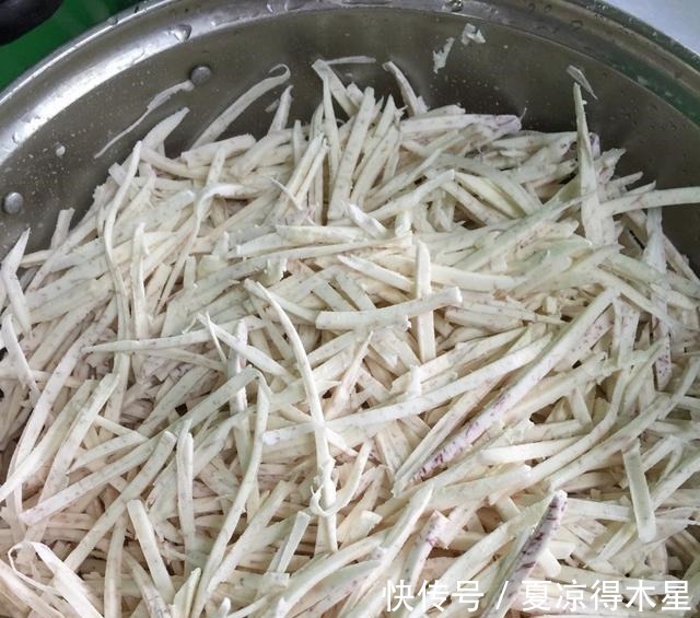 过程|让我来教你做香糯芋头糕吧，不仅过程简单，吃起来更是清甜不腻口！