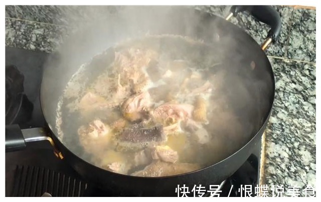 想要鸡汤好喝,炖鸡肉时不要直接入锅炖,多加一步骤,鸡汤特鲜!