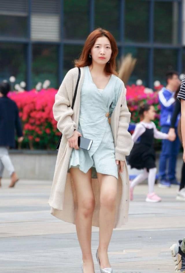 街拍:雪肤花貌的美女,身穿吊带连衣裙,时尚达人气质十足