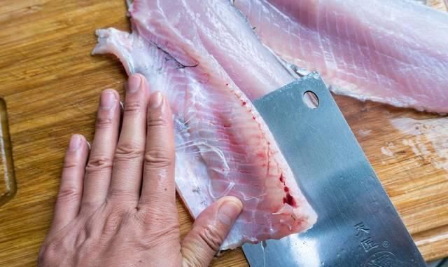 做酸菜鱼时，有人用淀粉，有人用蛋液大厨教你正确做法，太香了