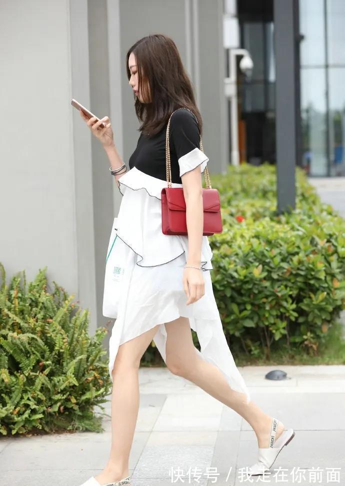 时尚 黑白相间的连衣裙,搭配红色时尚单肩包,穿出清新又减龄的少女感