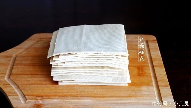 豆腐叶新吃法,卷一卷煎一煎,酱汁浓郁,素菜瞬间变大菜