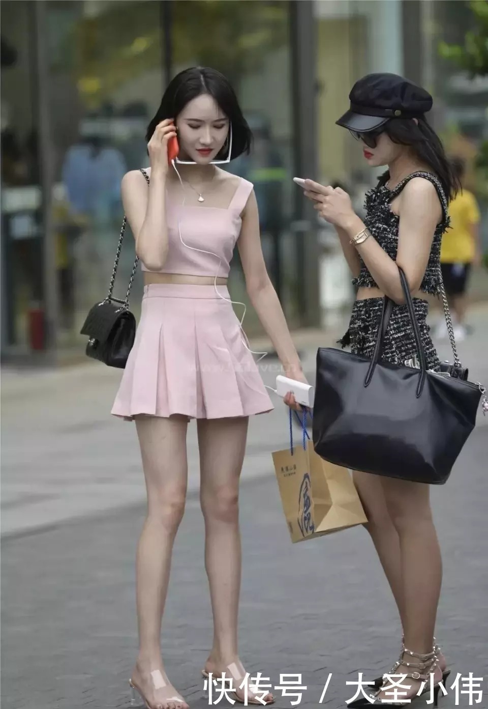 俏皮|美女街拍小姐姐穿粉色短裙套装,俏皮可爱