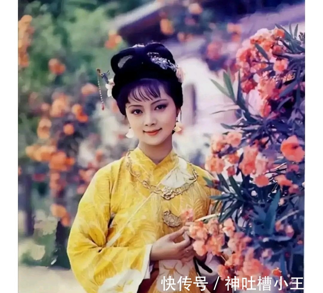 凤姐儿&贾母为薛宝钗过15岁生日,细节中,透露着二人冰冷的互不在意