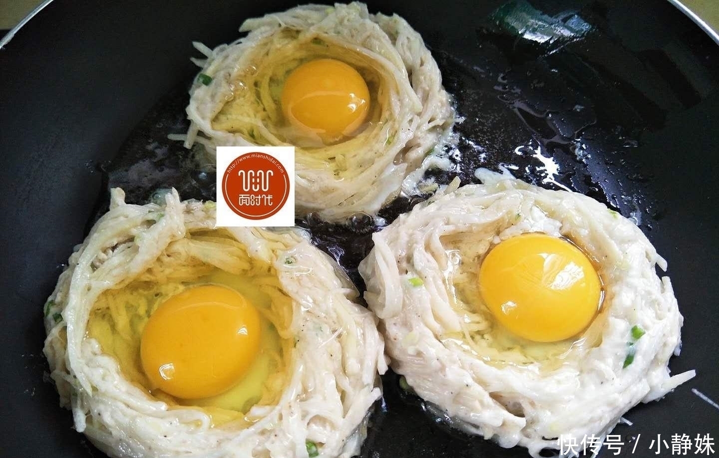 土豆不要炒着吃了,换个方法,做成一道美味早餐,大人孩抢着吃