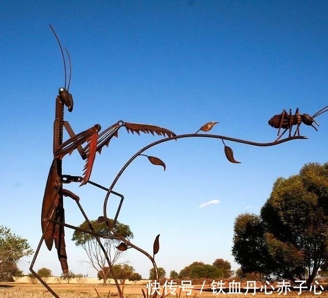 朋克感&草根艺术家用260个小时,打造废品雕塑,机械朋克感十足