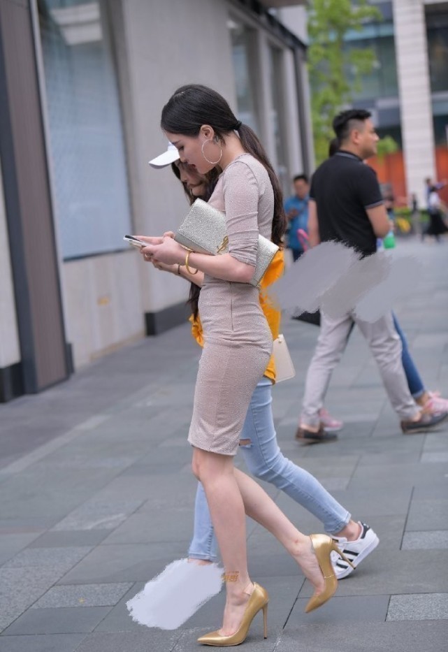 万众|“纯金”打造的高跟鞋，从穿上那刻开始，就注定了你会万众瞩目