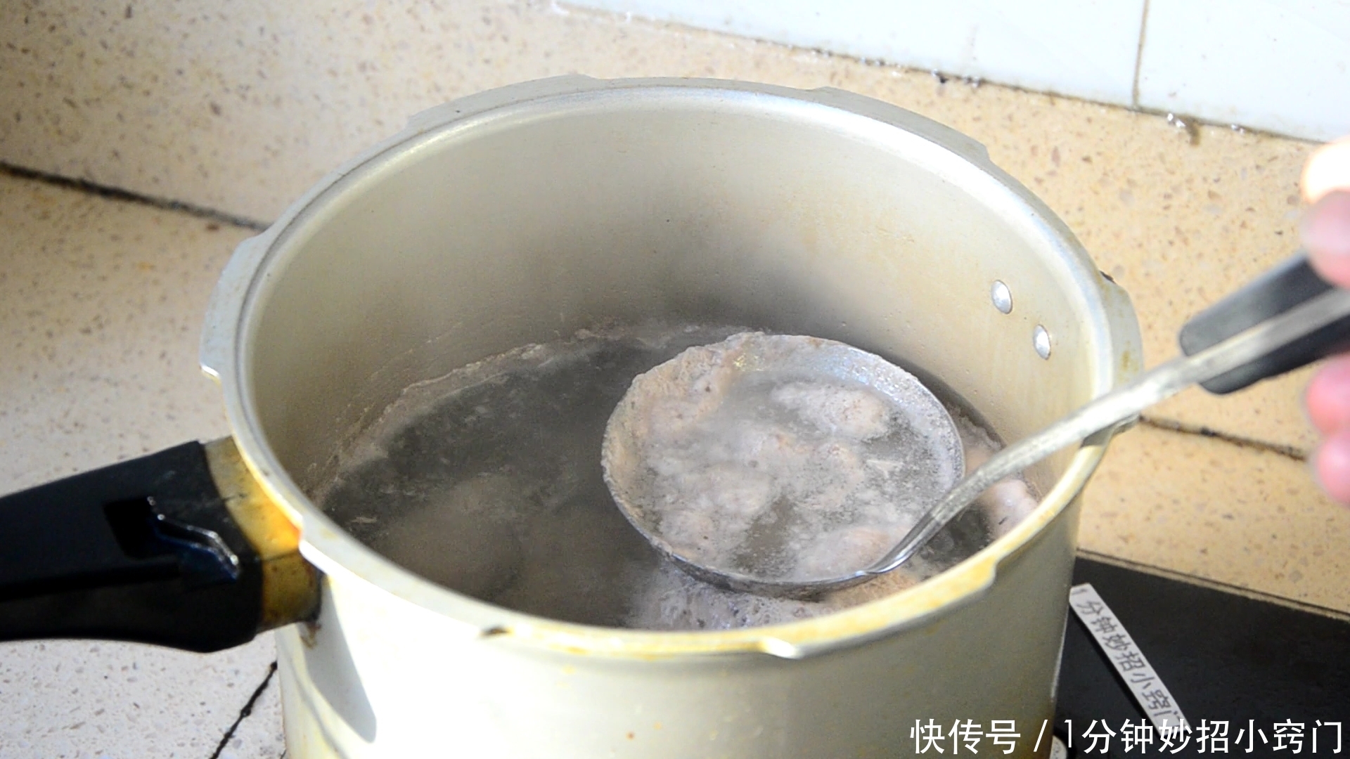  炖肉时上面的浮沫应该撇去吗？大多数人都做错了，看完提醒家人