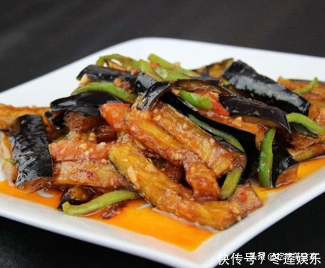 炒茄子先放油那就错了！酒店大厨：茄子不发黑这么炒