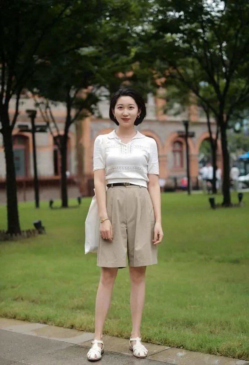 路人街拍，美女穿紧身包臀裙，性感又时尚