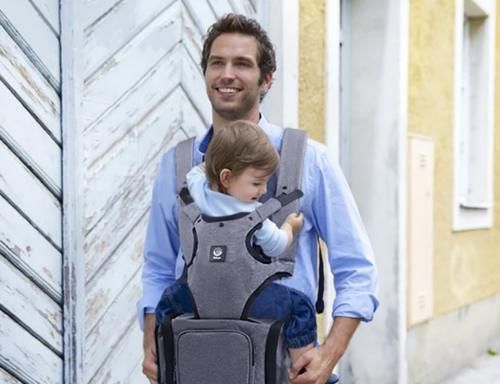 遛娃神器|有种偷懒叫“背娃出门”，家长认为很方便，其实可能影响骨骼发育