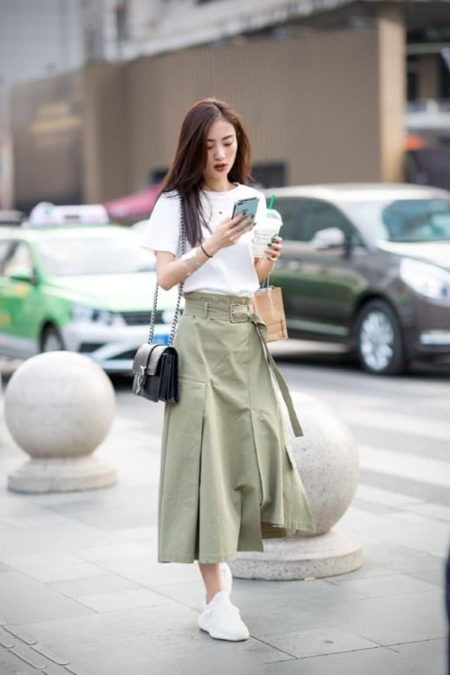 街拍:美女看起来很有都市丽人的感觉,黑色连衣裙优雅大方