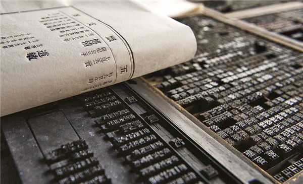 荒野&他缔造了中国的一个骄傲,1990年,墓碑却惊现于荒野中,令人唏嘘