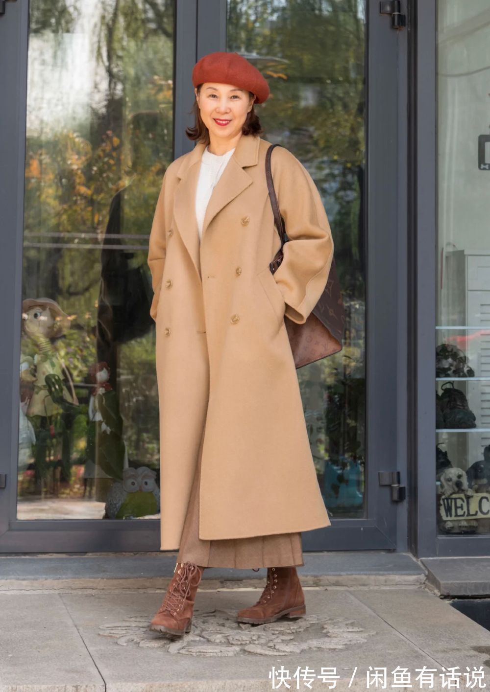 牛仔蓝|上了年纪怎么穿“驼色大衣”?学65岁博主这么搭,优雅减龄又高级