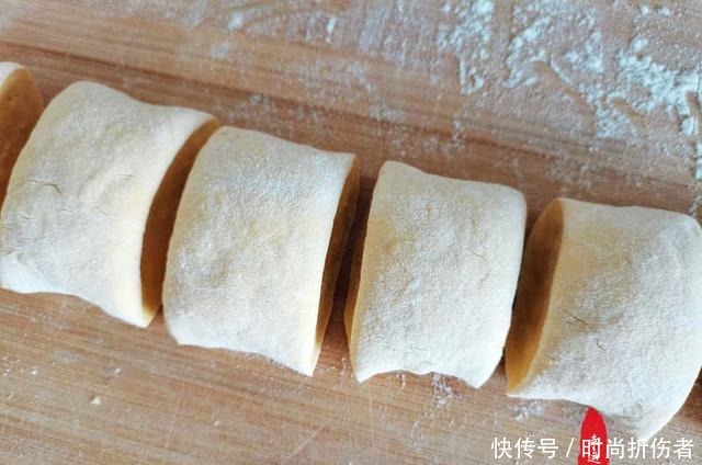 网红店蜜豆卷超火，其实在家也能做，我加入了南瓜泥更好吃