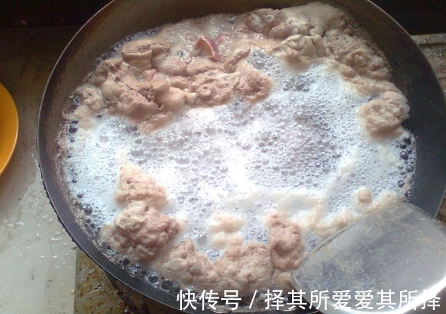 排骨焯水时，水必须用对，不然排骨又柴又腥，浪费钱还影响心情