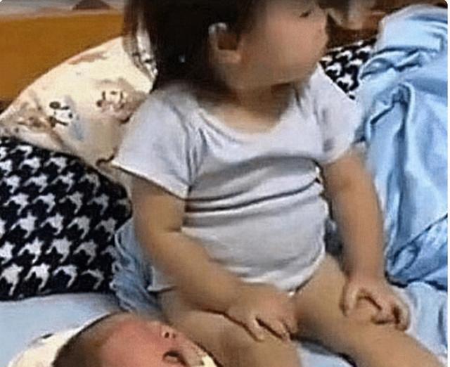 养育|2岁姐姐被3个月大弟弟吵醒,发现妈妈不在后,姐姐的举动让人泪目