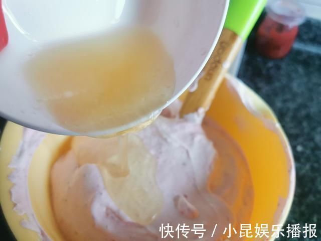 孩子在家吵着吃蛋糕,无奈之下自己动手给孩子做,孩子吃了一半