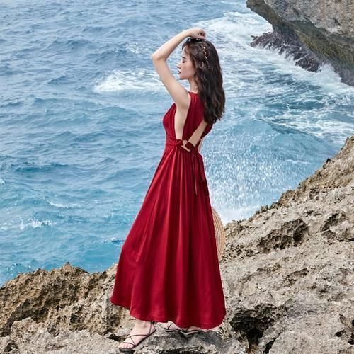 复古红 除了“高级灰”,“复古红”也有高级感,搭配各种单品很时尚