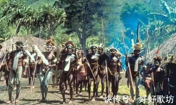 非洲|非洲部落:全是型男8块腹肌手撕牛肉,女子生孩子像母鸡下蛋