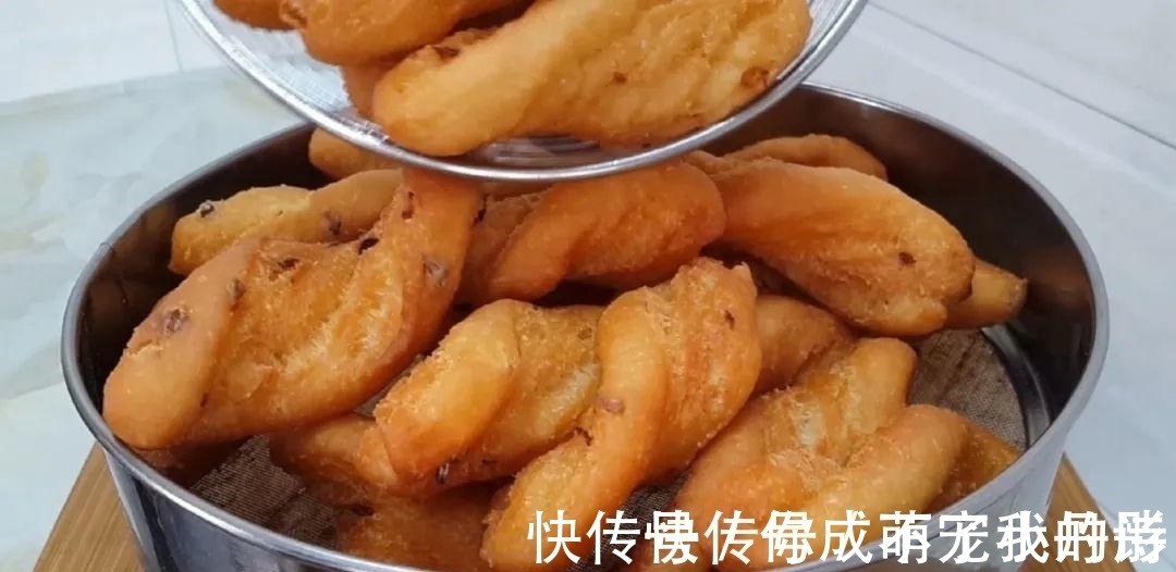以后面粉就这样做,一次炸一锅,个个香酥掉渣,比油条麻花还好吃