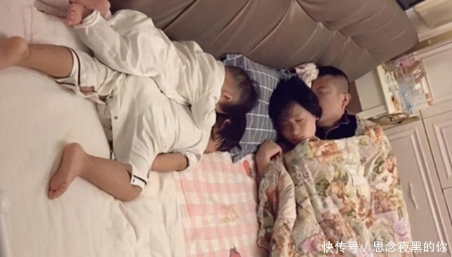 父母|一家4口睡觉照片火了，父母秀恩爱，两个孩子索性“抱团取暖”