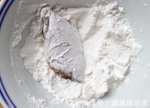 油煎带鱼用淀粉还是面粉想要外酥里嫩就用它,颜值高又香喷喷