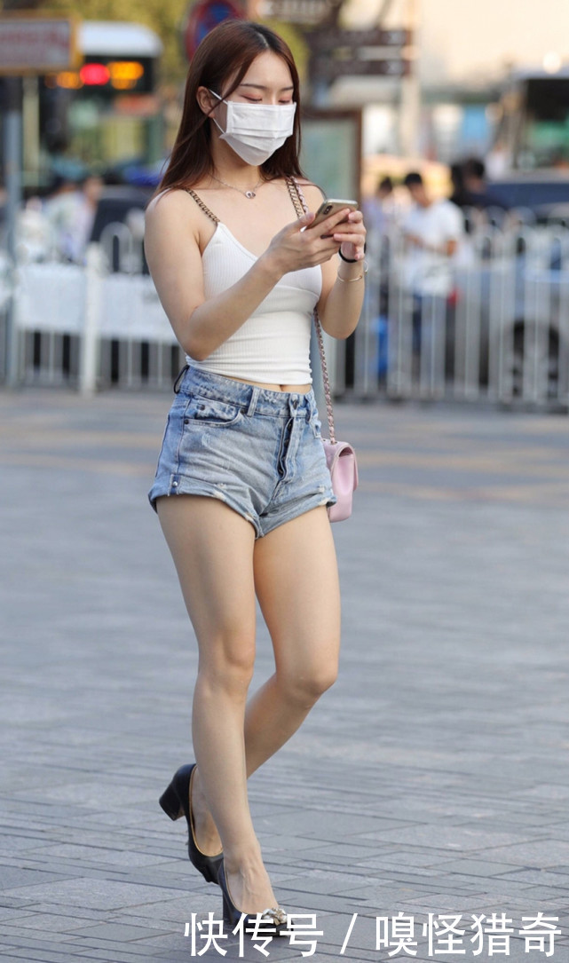 时尚|街拍美女:小姐姐背心短裤美出新高度,清凉又时尚,妥妥的女神