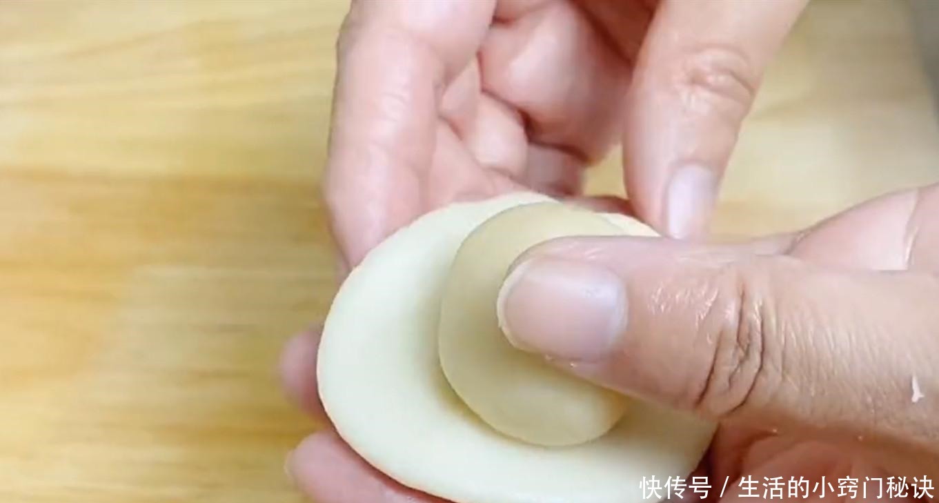 香酥|椒盐酥饼,香酥掉渣,不用烤箱直接烙,咸香美味,越吃越上瘾