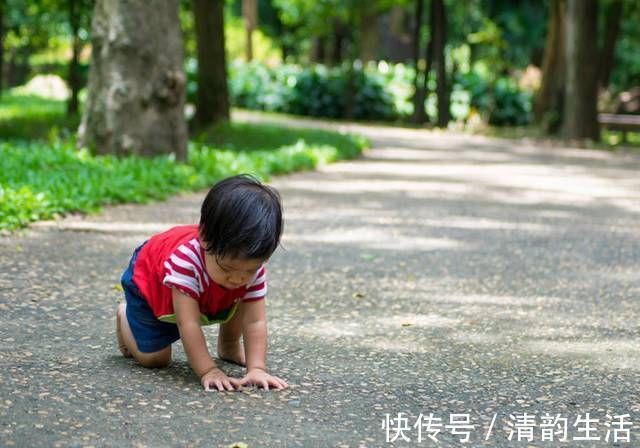 不良习惯|孩子躺在地上赖皮不起，奶奶的“神操作”值得夸赞，隔代育儿典范