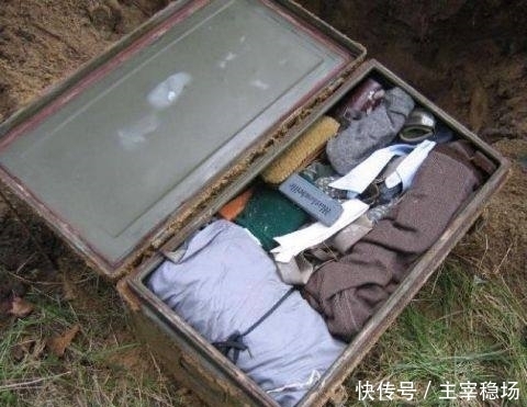 小伙和爷爷给果园松土,挖出一个铁箱子,里面的东西竟完好无损