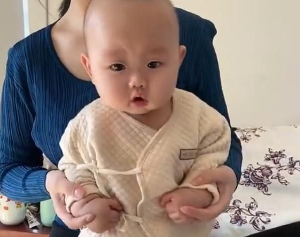 爸妈合体训练娃“摆立正”的姿势走红，网友：当兵要从宝宝抓起！