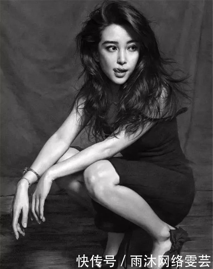 张雨|年轻人画张雨绮戏水素描,放大16倍后,网友:这画比单反还牛