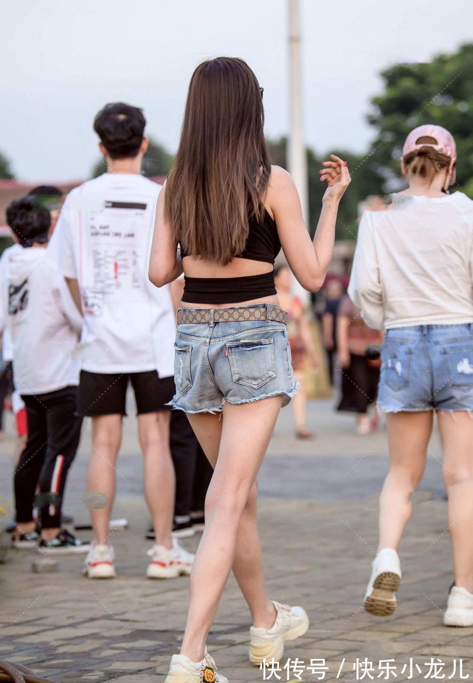 计划感|小姐姐走起来的样子太迷人了,好漂亮的背影,爸爸看了都说好喜欢