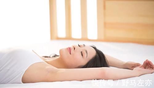 睡眠质量|为什么睡觉时举起双手？这招改善睡眠法，失眠、压抑的人都知道！