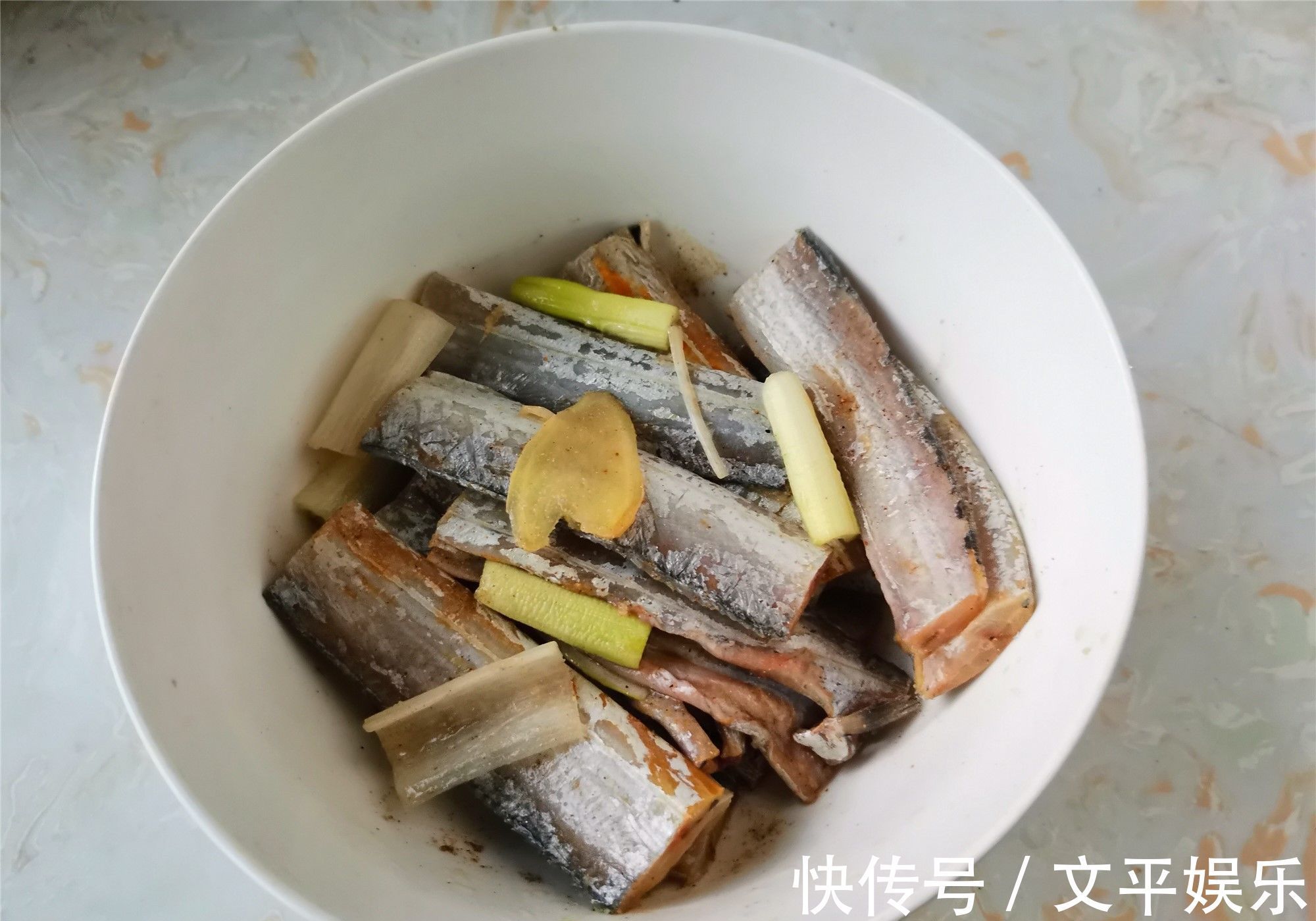 金黄|干炸带鱼的家常做法，简单实用，带鱼金黄酥香，吃的鱼刺都不剩