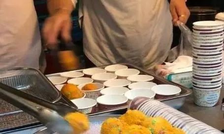 抢光|下岗夫妻街边卖“独特小吃”,路人围观却不买,尝过后瞬间被抢光