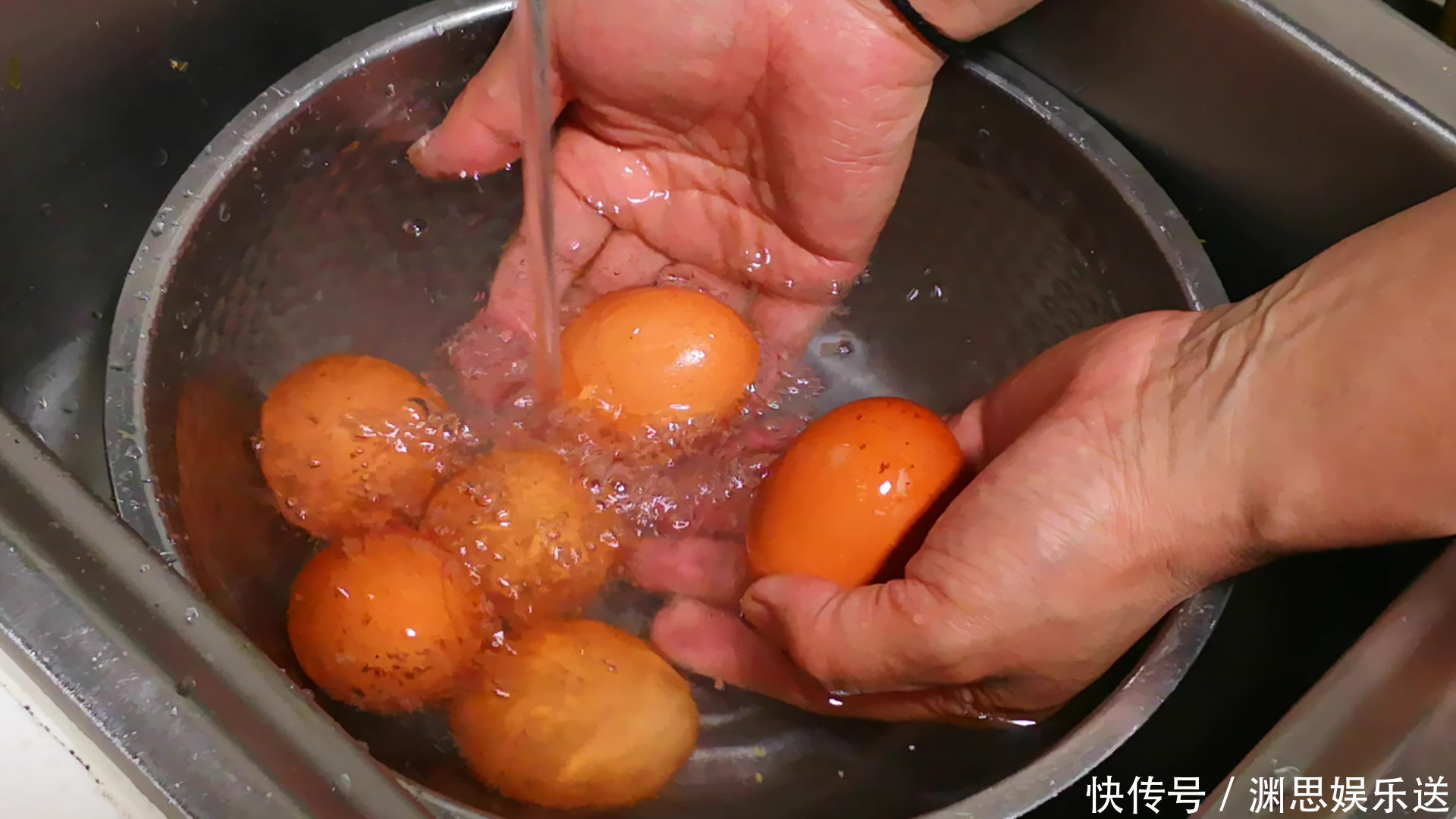 秘诀|煮鸡蛋,不能只用清水煮,教你小秘诀,蛋壳一剥就掉,还特别香嫩