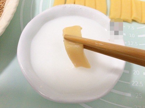 营养|吃炸货,换点新花样!香酥可口的芝麻条,营养高寓意也好