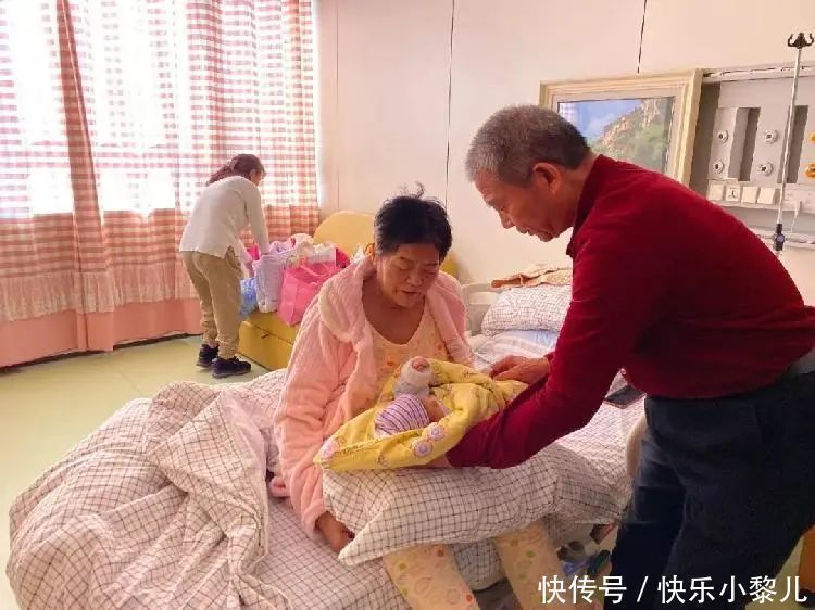 兄弟俩|为27岁儿子生弟弟,宝妈高龄生产引争议:等两年抱孙子不好吗?